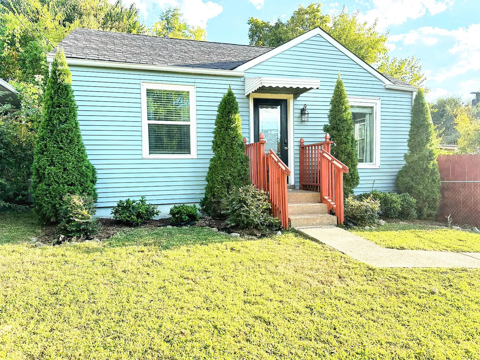 192 Queen Ave — Photo 2