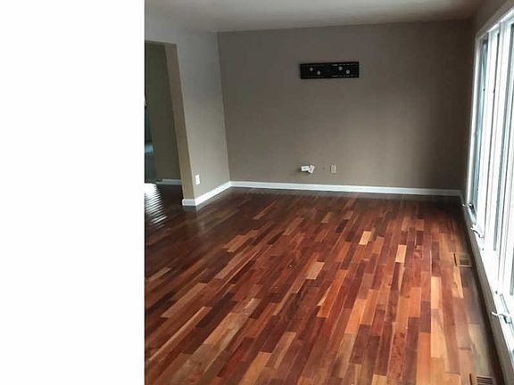 3rd image of 811 Wintergreen Ct