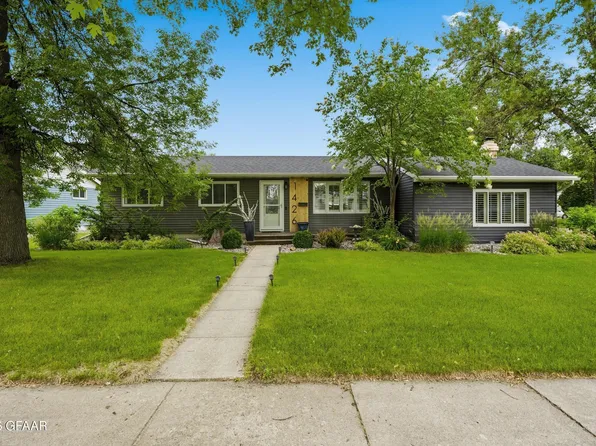 1426 S 15th St, Grand Forks, ND 58201