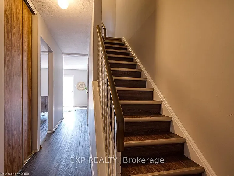 1060 Canfield Cres #5 — Photo 5