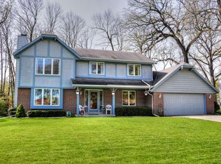 8039 W Beacon Hill Dr, Franklin, WI 53132