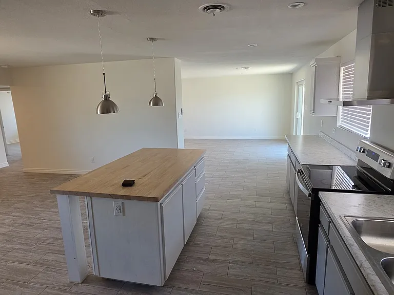 1201 E Barcelona Ave — Photo 14