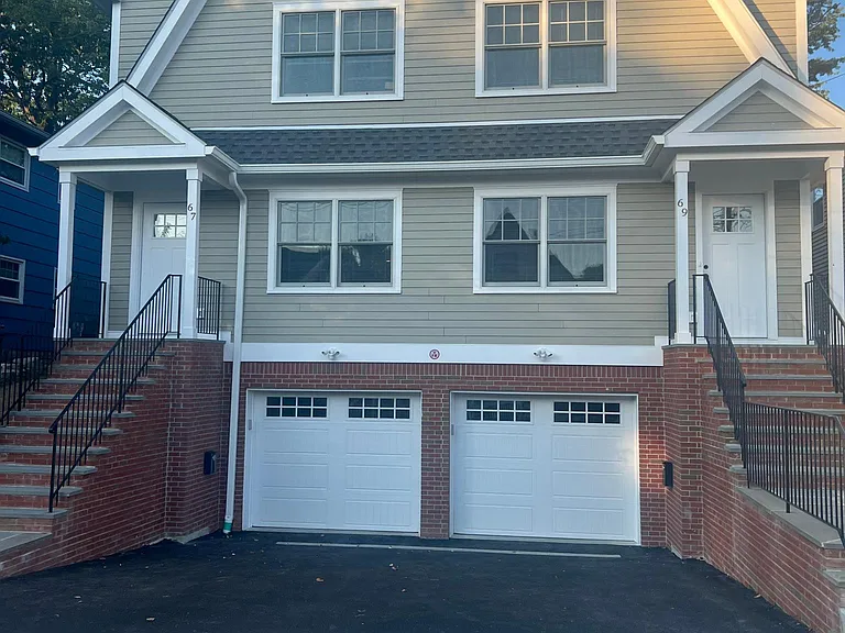Oak St — Photo 1