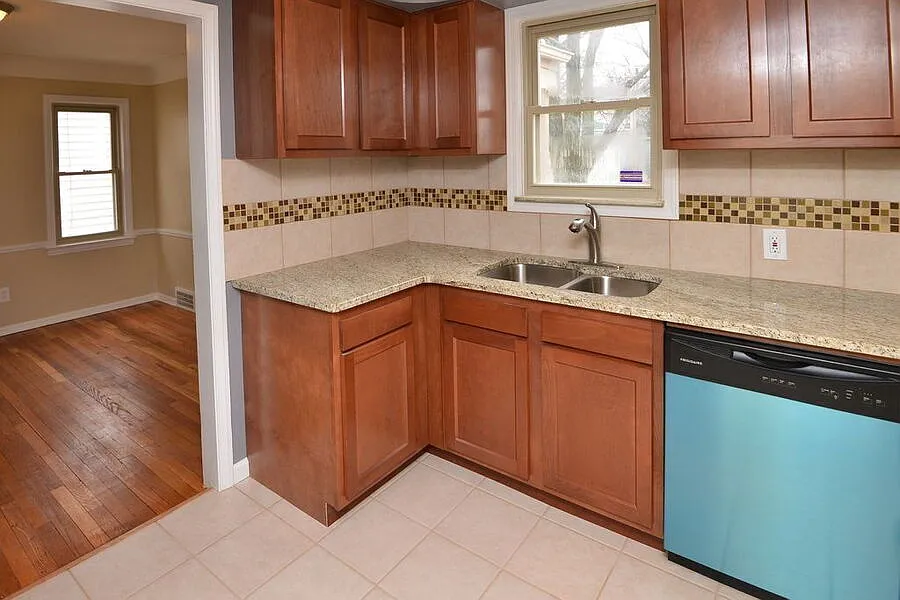 3-Bedroom, 1.5-Bath Home with Granite Kitchen & Detached 2-Car Garage in Cleveland Heights (Welco... — Photo 2