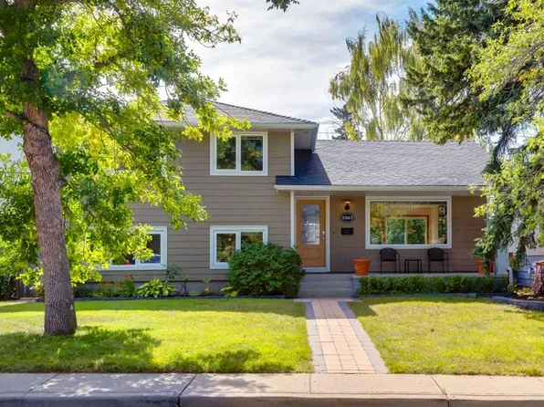 2547 SW Chicoutimi Dr NW, Calgary, AB T2L 0W4