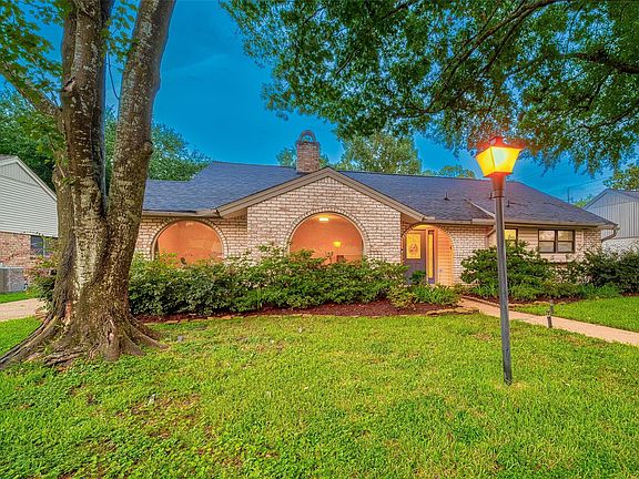 3rd image of 2514 Pine Village Dr