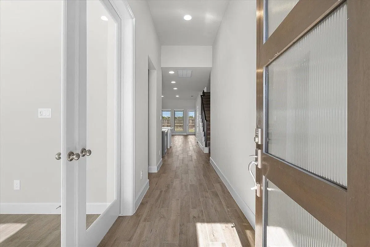 4 bed, 3.0 bath, 2354 sqft, $3,300 — Photo 3