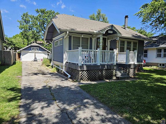 5th image of 611 SE 35th Ter