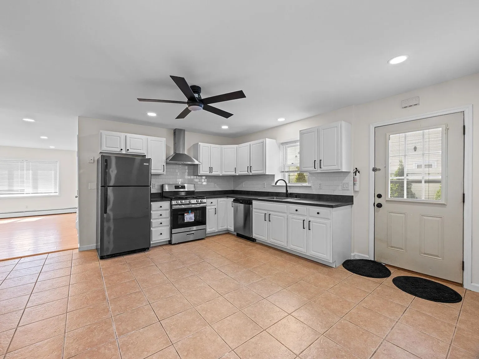 2 bed, 1.0 bath, $3,000 — Photo 2