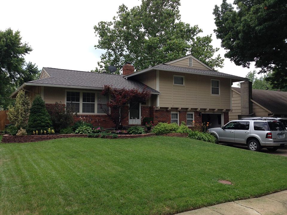 Nice yard and landscaping!