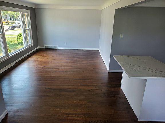 5th image of 323 E La Salle Ave