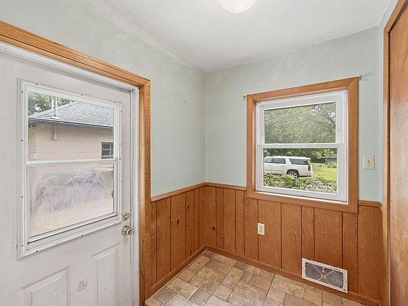 3rd image of 221 11th St
