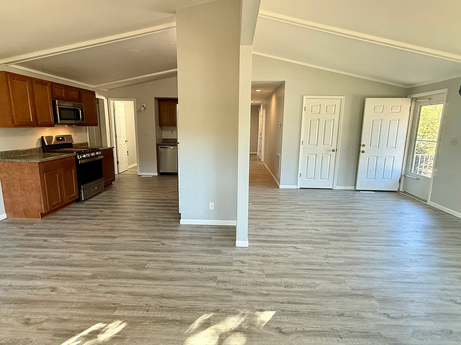 3 bed, 2.5 bath, 2000 sqft, $2,000 — Photo 3