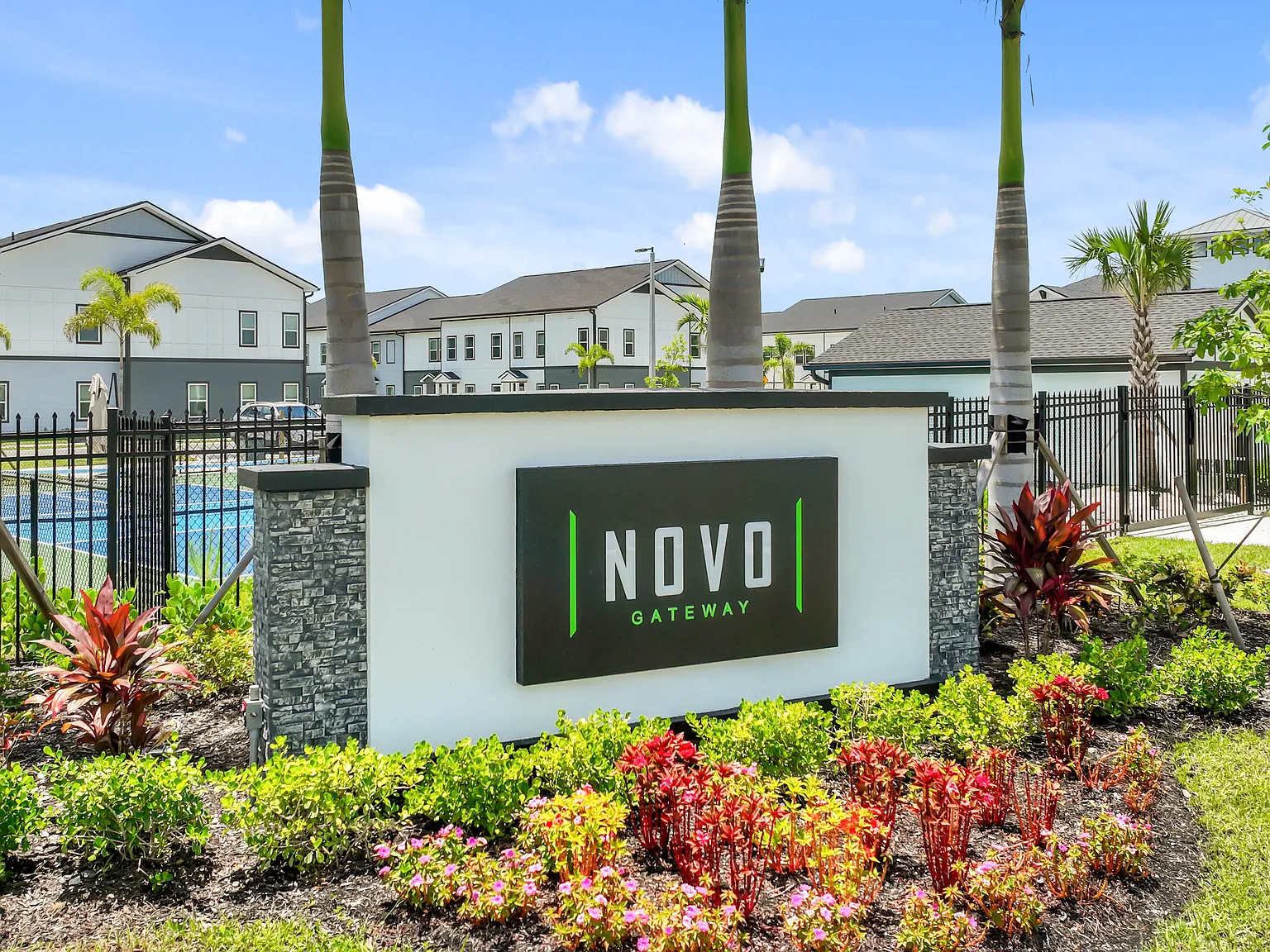 Novo Gateway Apartments and Townhomes — Photo 3