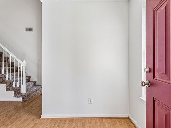 4th image of 823 Miller Creek Ln
