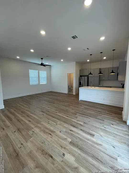 2 bed, 2.5 bath, 1304 sqft, $1,900 — Photo 4