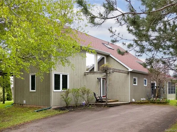19 Crescent Rd, Shediac, NB E4P 4B3