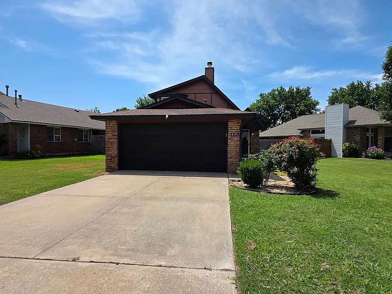 621 Stoneridge Dr — Photo 1