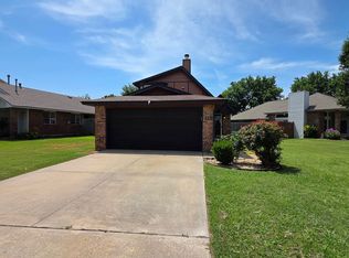 621 Stoneridge Dr, Moore, OK 73160