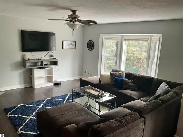 4003 Robin Hood Ln, Traverse City, MI 49686