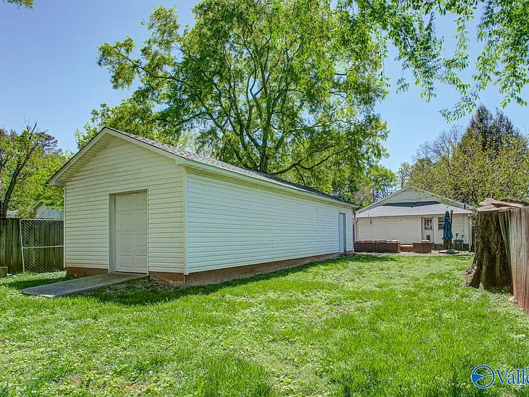 1605 McCullough Ave NE — Photo 20