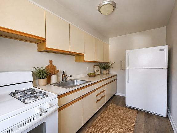 5th image of 24 Surrey Rd APT 4