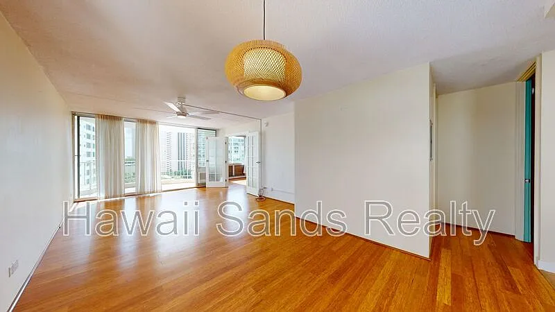 3 bed, 2.0 bath, 1130 sqft, $3,800 — Photo 2