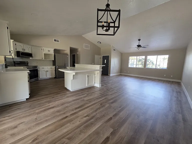 4027 W Tulare Ave — Photo 8