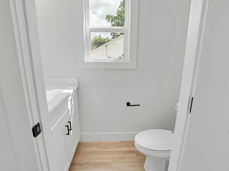 521 S Brady Ave — Photo 2