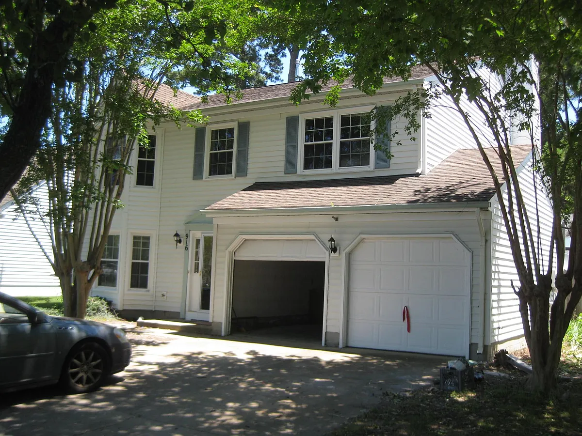 Building Photo - 916 Roundtable Ct