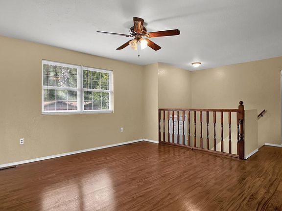 2nd image of 22 Cottonwood Glen Dr