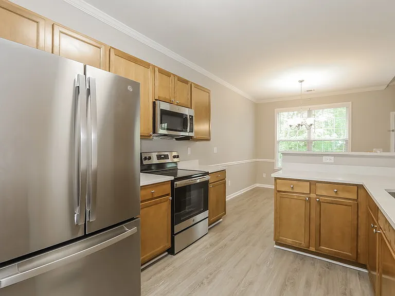 2452 Temple View Dr — Photo 8