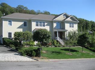 97 Round A Bend Rd, North Tarrytown, NY 10591