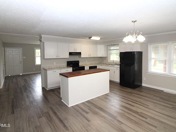 2nd image of 203 Pinewood Drive
