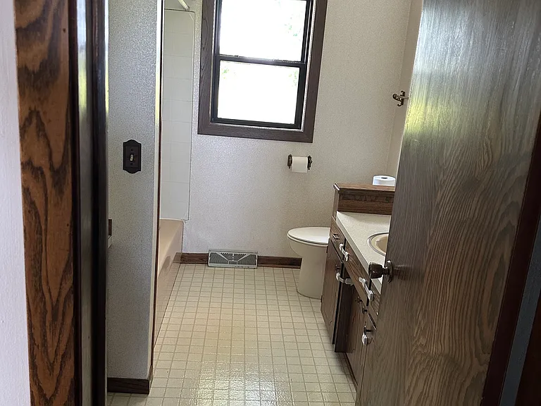Main floor full bathroom.