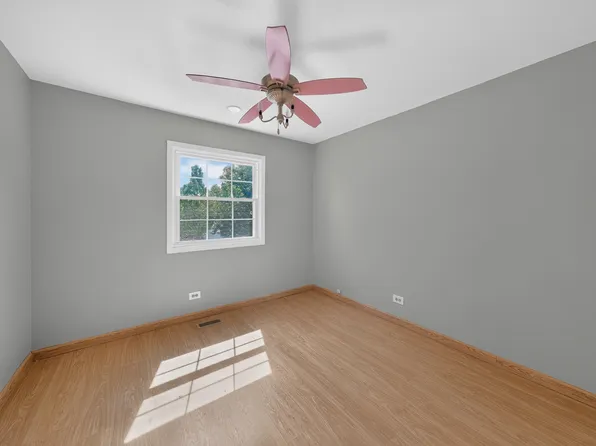 898 Debra Ln, Elk Grove Village, IL 60007