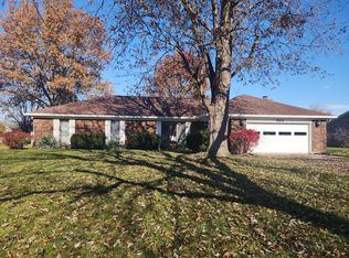 924 Poppy Dr, Wapakoneta, OH 45895