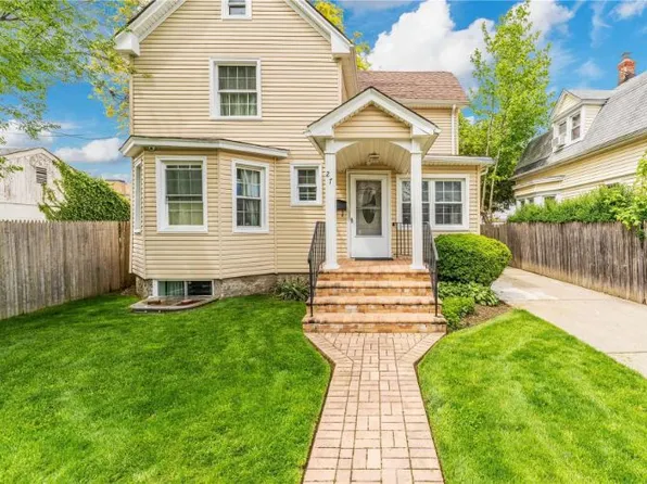 27 Albermarle Pl, Hempstead, NY 11710
