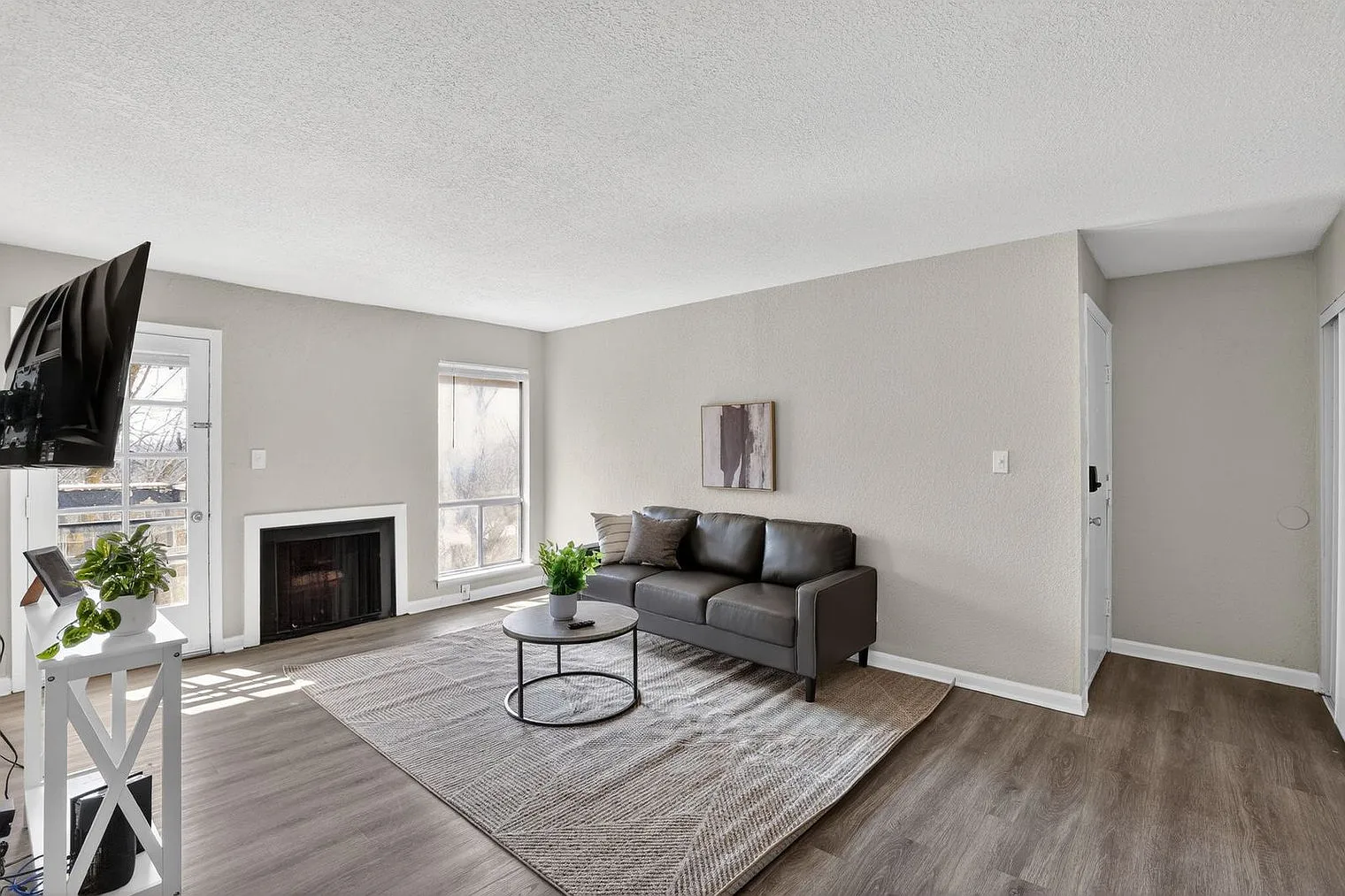 2 bed, 1.0 bath, 9913 sqft, $2,107 — Photo 1