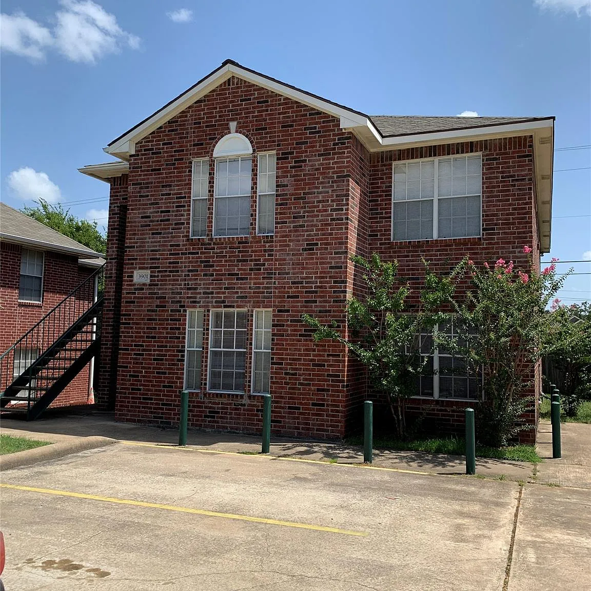 3 bed, 2.0 bath, 2572 sqft, $1,700 — Photo 4