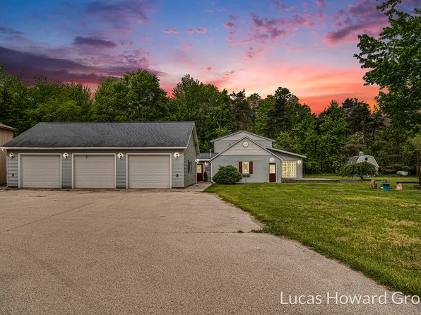 4345 S Wolf Lake Rd, Fruitport, MI 49415