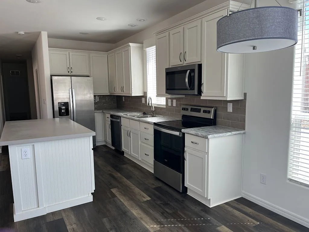 3 bed, 2.0 bath, 1200 sqft, $1,800 — Photo 2