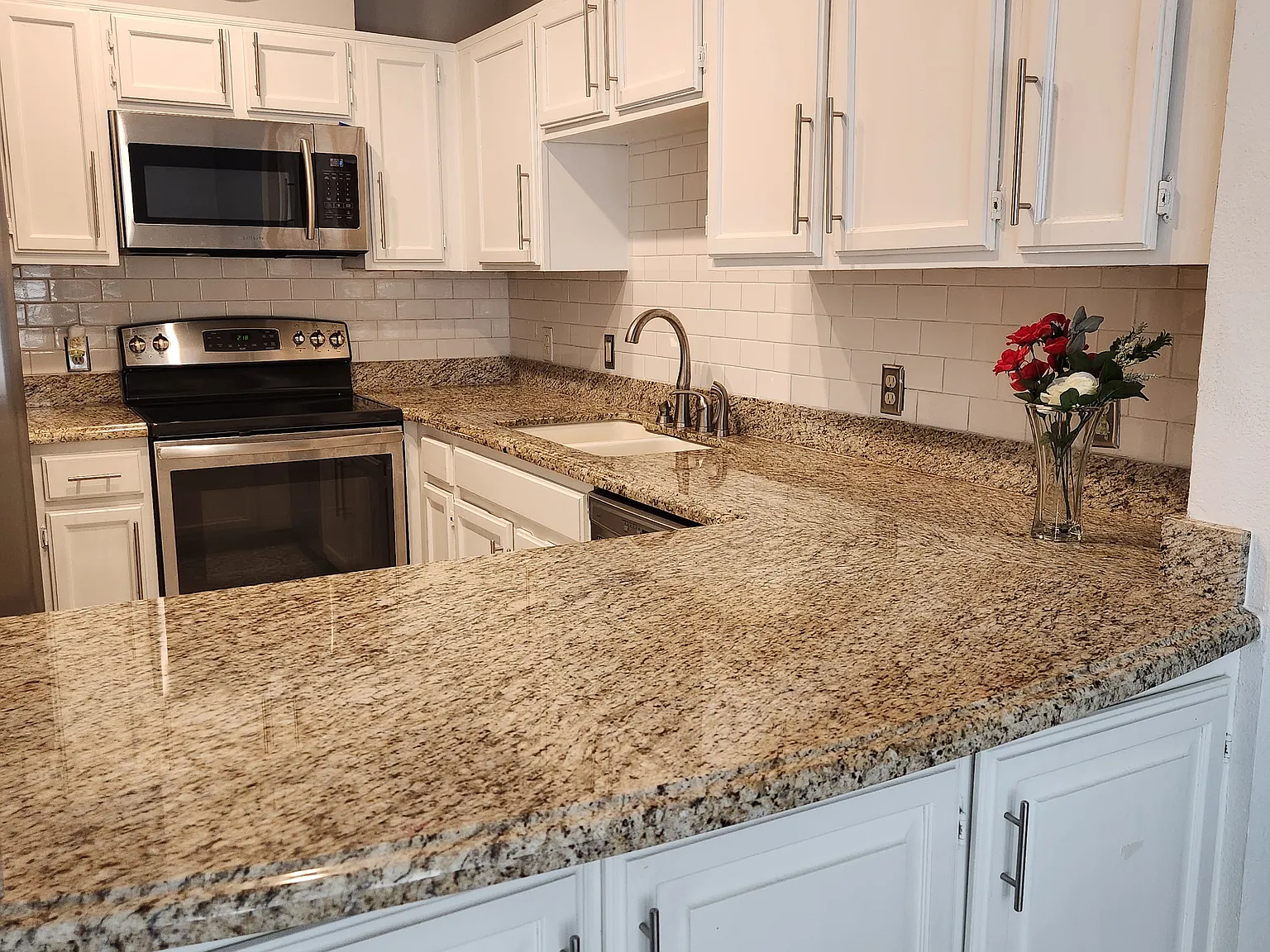 2 bed, 955 sqft, $1,600 — Photo 3