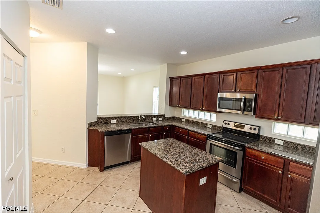 4 bed, 3.0 bath, 2758 sqft, $2,800 — Photo 3
