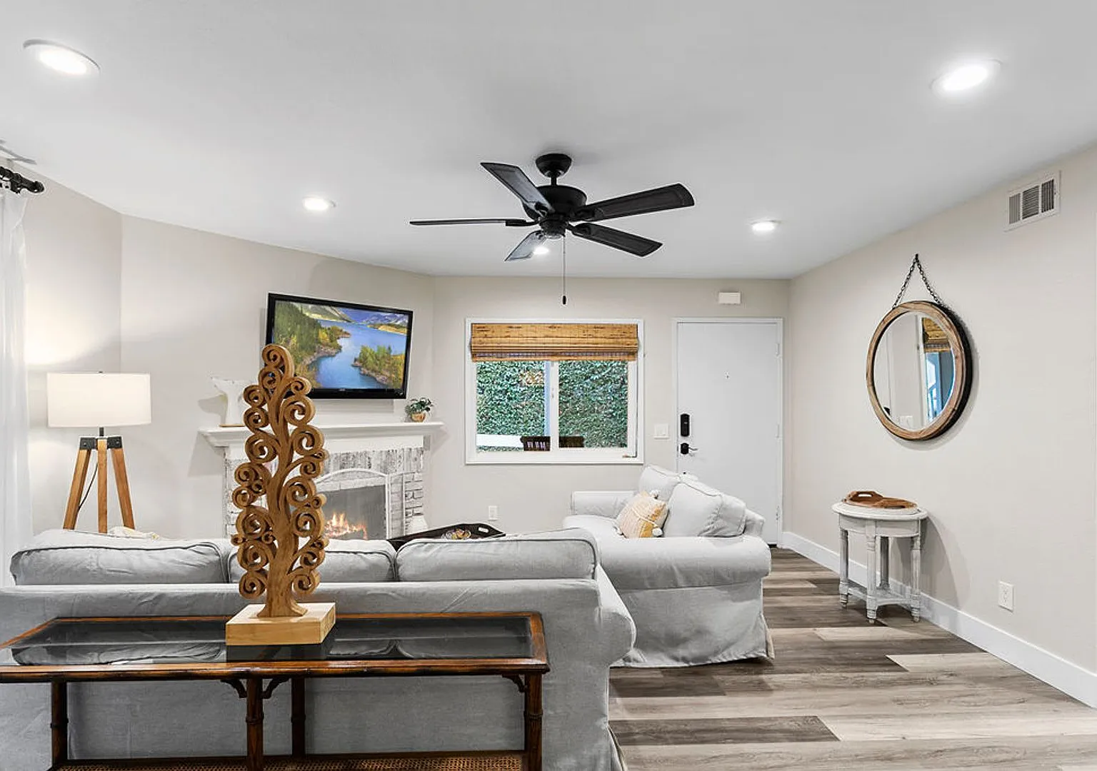 Beautiful 3 Bedroom Furnished Condo - Just Steps Away from Strands Vista and Beach! — Photo 3