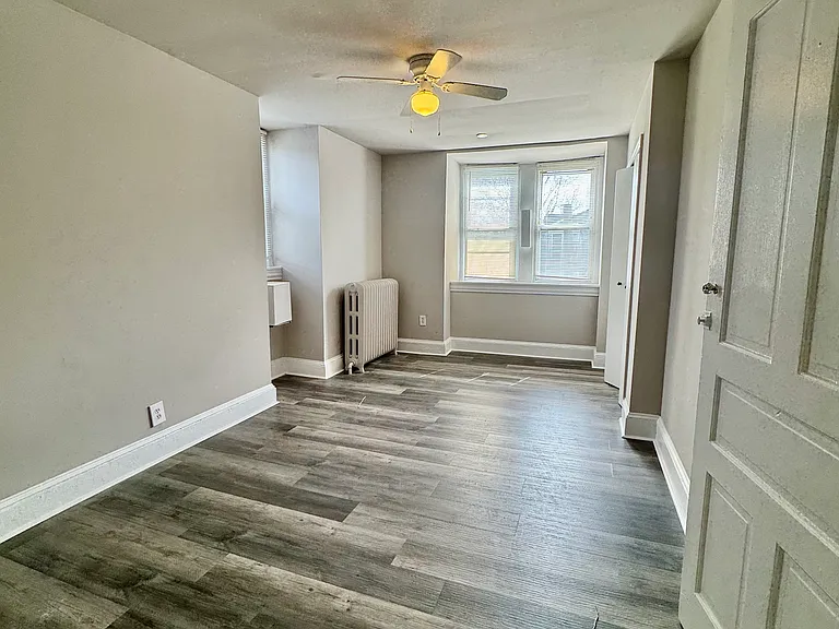 325 W Earlham Ter #3 — Photo 3