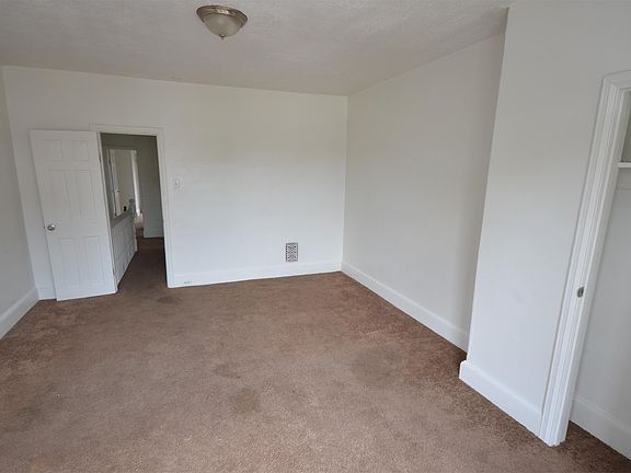 5th image of 936 E Woodlawn Ave