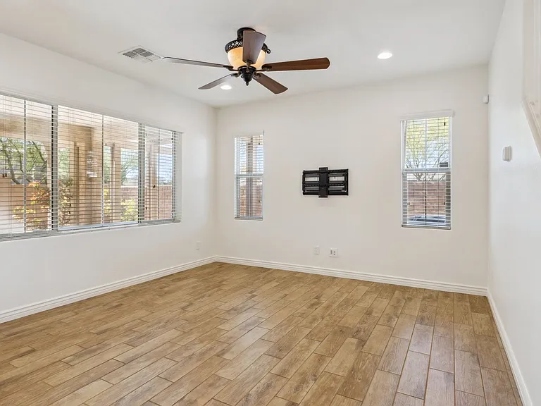 211 E Brinley Dr — Photo 7