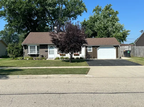 11 Edgewood Dr, Streamwood, IL 60107