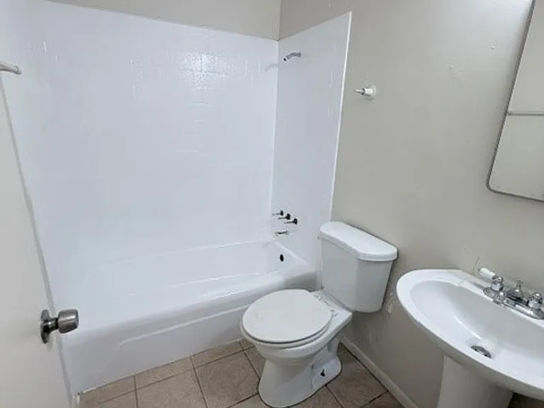 Buena Vista St — Photo 12